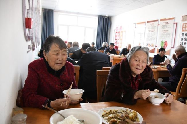 袅袅炊烟守护乡村老人“幸福食光”