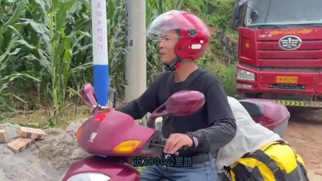 男子从深圳骑电动车回陕西过年