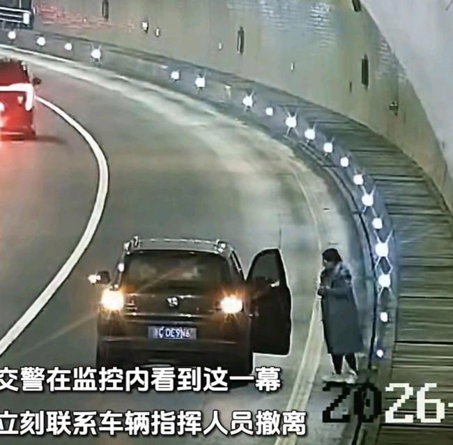 高速交警一通电话挽救四个人 生死瞬间化险为夷