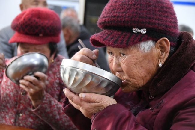 袅袅炊烟守护乡村老人“幸福食光”