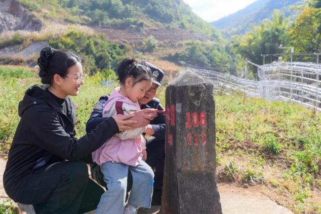 一口咬下包子 戍边硬汉瞬间泪崩 妈妈的味道唤起思念