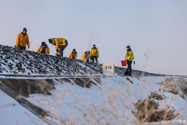 铁路值班员日行15公里接送旅客 戈壁小站的坚守