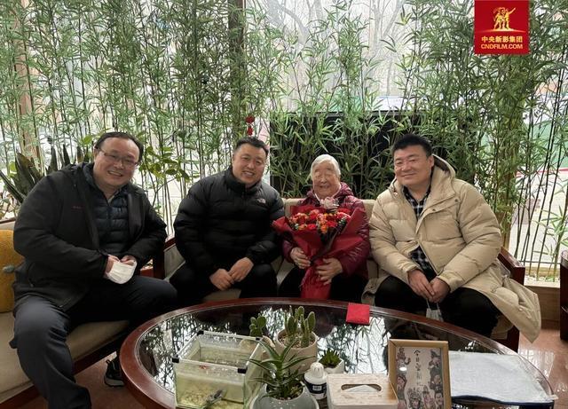 春节前夜中央相易同道看望老同道 传递虚心与敬意