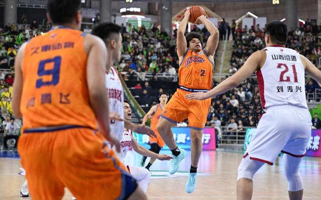 上海男篮治服山西男篮 卫冕俱乐部杯 多点吐花显实力