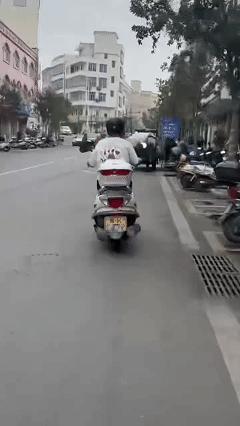 男子骑摩托踹倒拾荒老人 警方回应