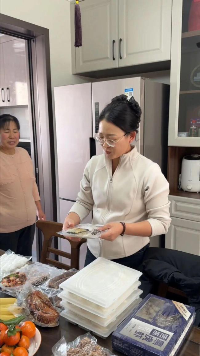 一口咬下包子 戍边硬汉瞬间泪崩 妈妈的味道唤起思念