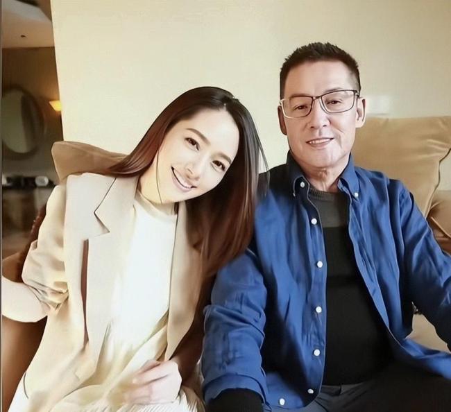 新加坡偶遇向太郭碧婷 家庭温馨陡然