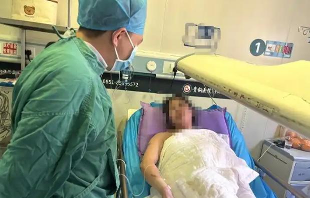 卫生间瞬间爆燃夫妻二人烧伤