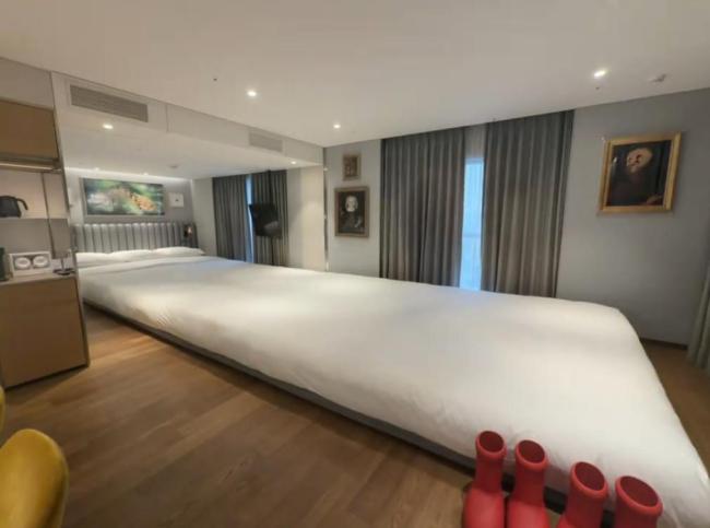 中国游客在韩入住10米超长大床房 8张双人床拼接而成