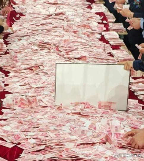 豪横老板年会上动不动就发钱，为先进员工每人追加2万现金 数钱数到手抽筋