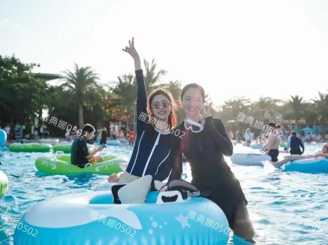 小酒窝做了长美甲 童年与名利场的边界