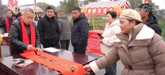 各地神态步履贺新春 多彩俗例迎新年