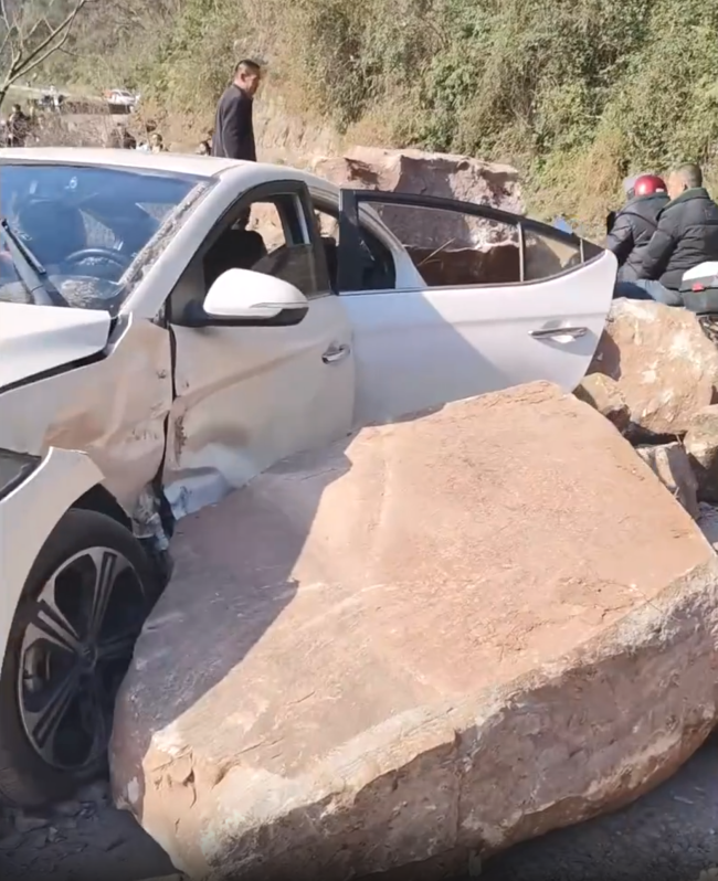 汽车遇山体落石车内人员弃车逃离 幸无人员伤亡