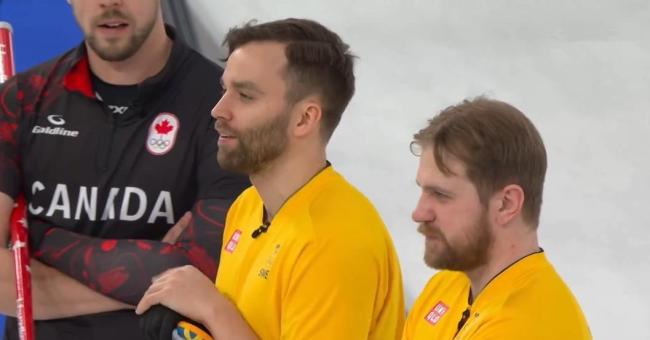 瑞典队投诉加拿大选手用手指碰壶身 争议引爆冰壶赛场