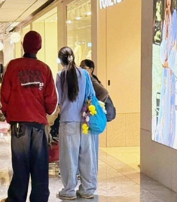 新加坡偶遇向太郭碧婷 家庭温馨陡然