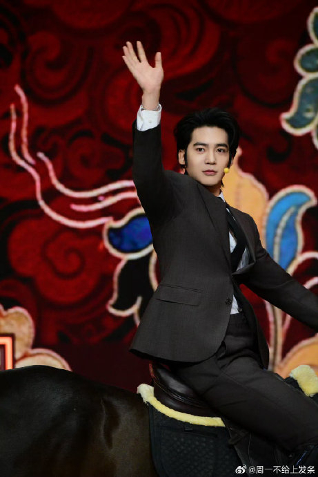 辽宁春晚于适骑真马出场 鲜衣怒马点燃新春豪情