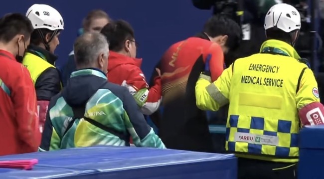 武大靖谈刘少昂孙龙被带倒 意外摔倒引发争议