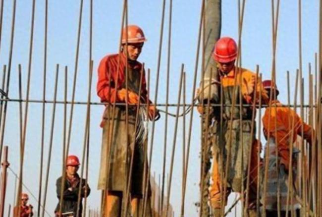 大爷挑着一床被子返乡 城市旯旮的鉴定与无奈