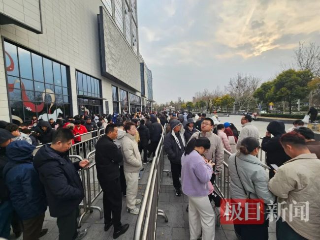 胖东来除夕前一天迎来大批游客 超市限流排队壮观