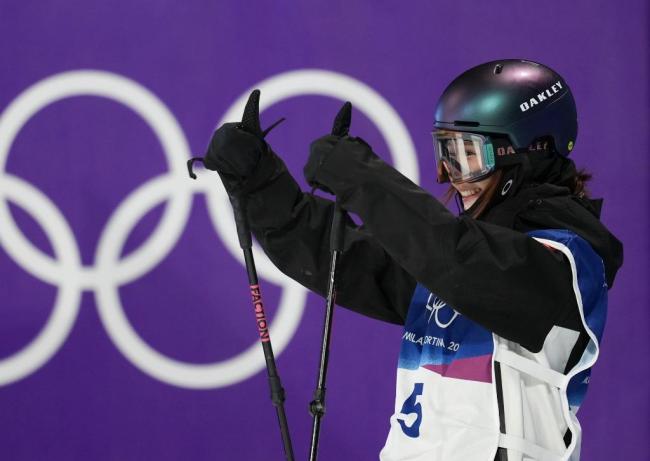 谷爱凌第2名晋级大跳台决赛 展现实力与勇气