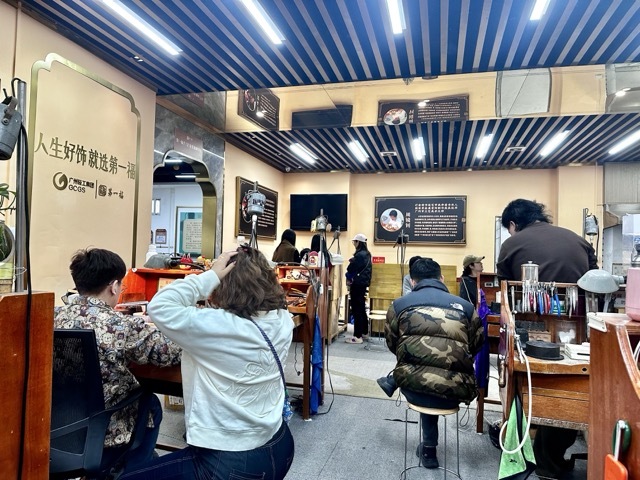 年轻人涌向广州打金一条街 春节打金热