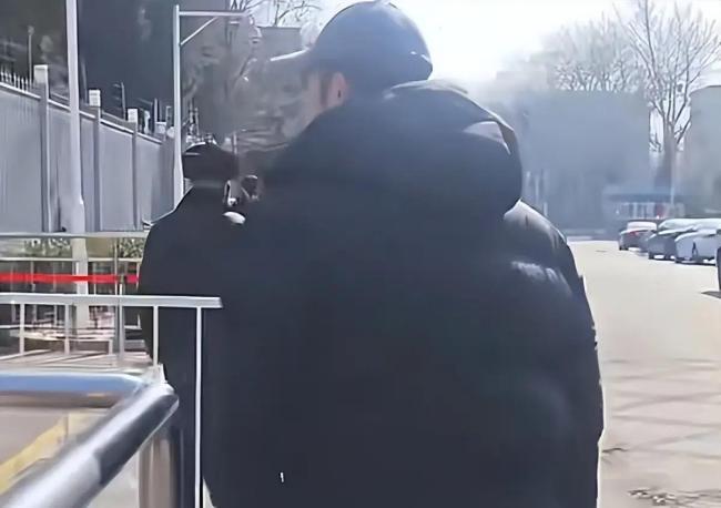 周深现身央视春晚备播录制