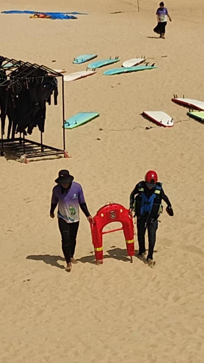 海南万宁救援人员海中救起被困父子 U型机器人助力成功救援