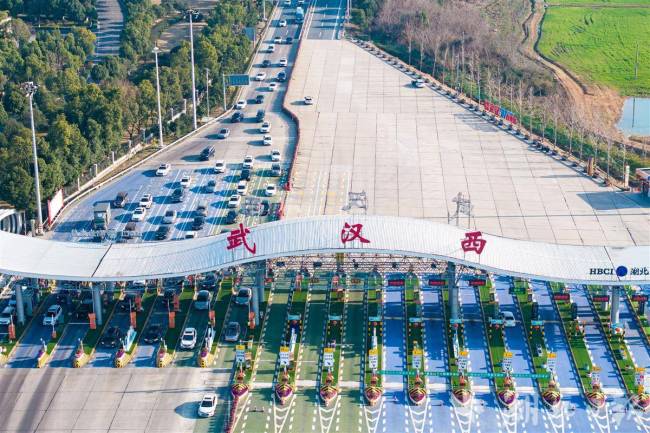 武汉西收费站单日车流冲突4.4万辆 创历史新高