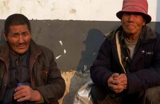 大爷挑着一床被子返乡 城市旯旮的鉴定与无奈