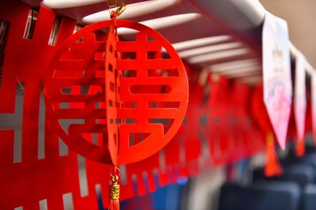C1314次列车化身移动的“婚礼殿堂” 爱在旅途中共鸣