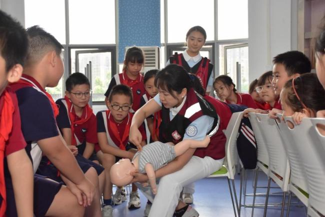 医院回应男童吃猪脚被卡喉去世 家庭急救知识亟待普及