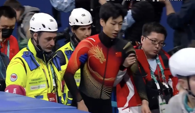 孙龙膝盖流血 被搀扶一瘸一拐离开 意外摔倒影响比赛