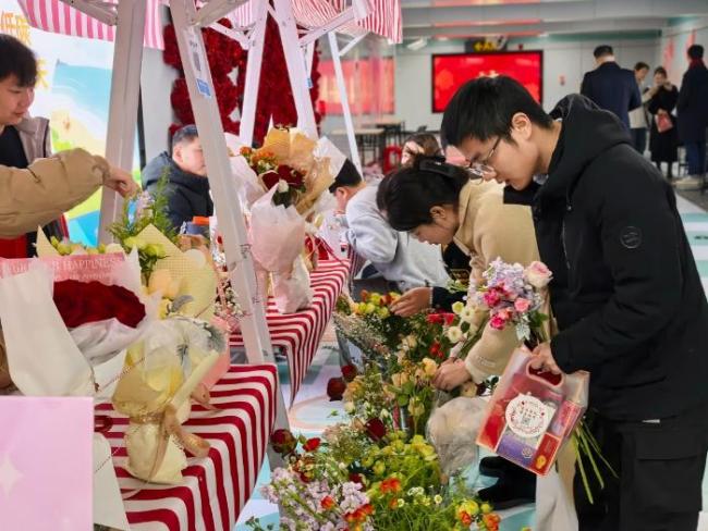 合肥轨道幸福坝站为新人办结婚登记 年度限定浪漫时刻