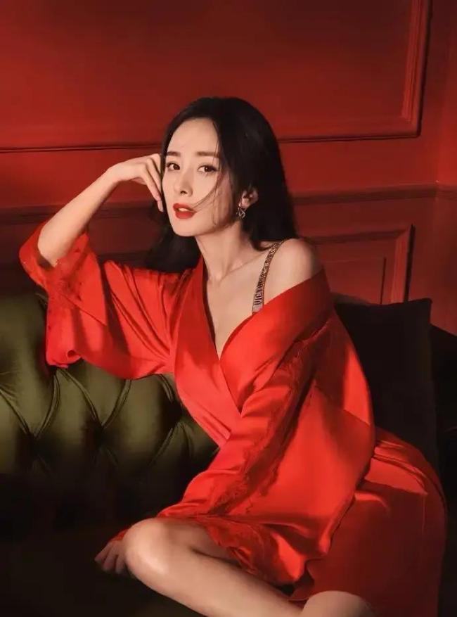 杨幂贺岁图 红裙照火出圈
