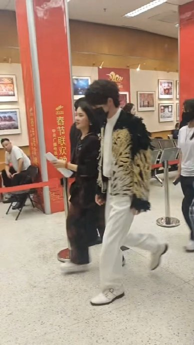 王一博羽毛刺绣夹克 春晚舞台上的艺术华章