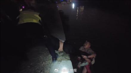 男子夜间坠河 民警跃入冰水救人 英勇施救挽回生命