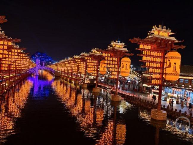 年轻人“反向过年”捧红小城餐饮 文旅花式“留人”