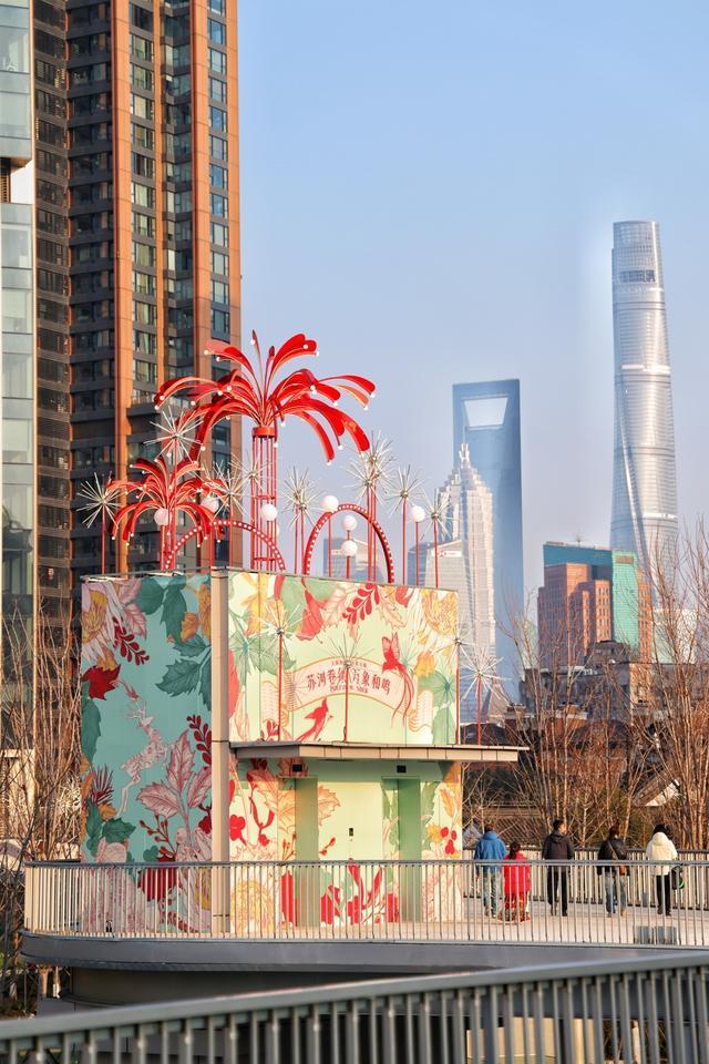 上海街头新春树灯璀璨福袋摇拽送福 年味十足迎新春