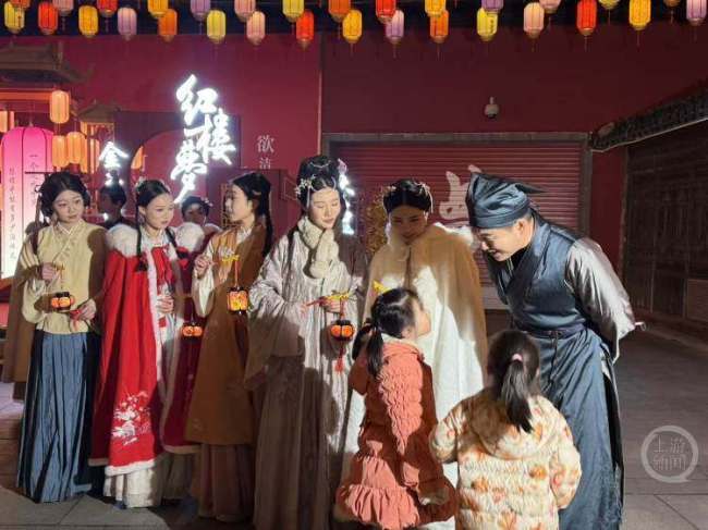 年轻人“反向过年”捧红小城餐饮 文旅花式“留人”