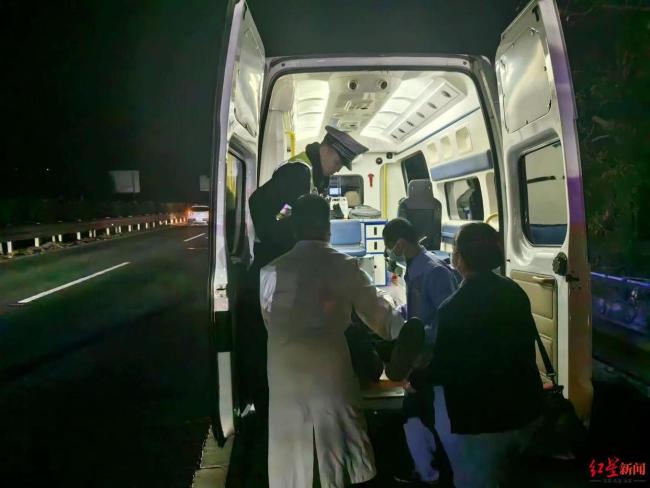返乡司机突然头晕 民警“代驾”驶离