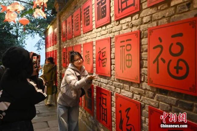 “福”字贴正 日子贴心 分场景合寓意