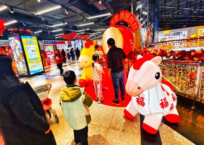 北京商圈年味拉满 马年新春盛装迎客