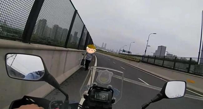 七旬老人高架上徒步逆行获交警救助