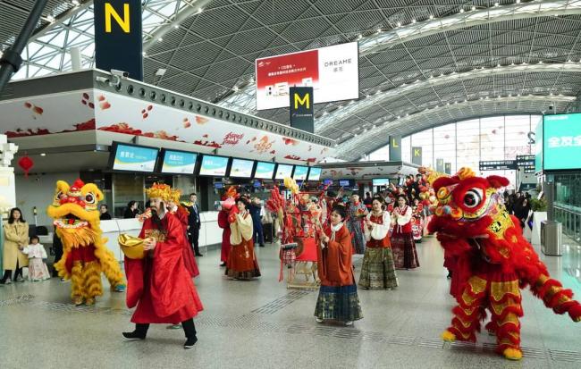 全國(guó)多地機(jī)場(chǎng)漢服巡游上線 國(guó)風(fēng)空港祥瑞巡游
