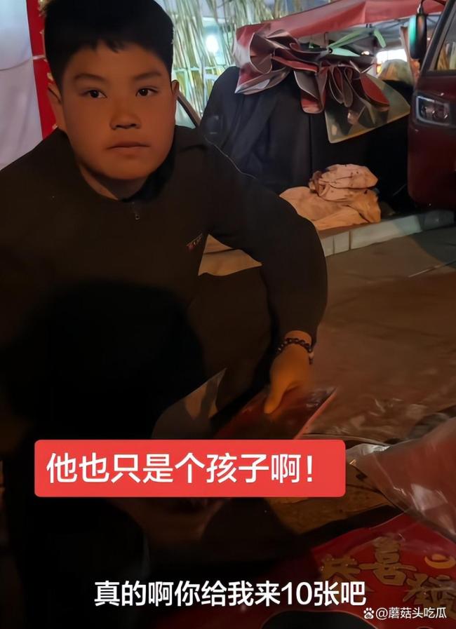 父亲去世母亲手术14岁男孩摆摊卖对联 小小年纪扛起家庭重担
