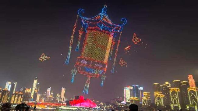 除夕夜万架无人机“赛博”拜年 光影盛宴迎新春