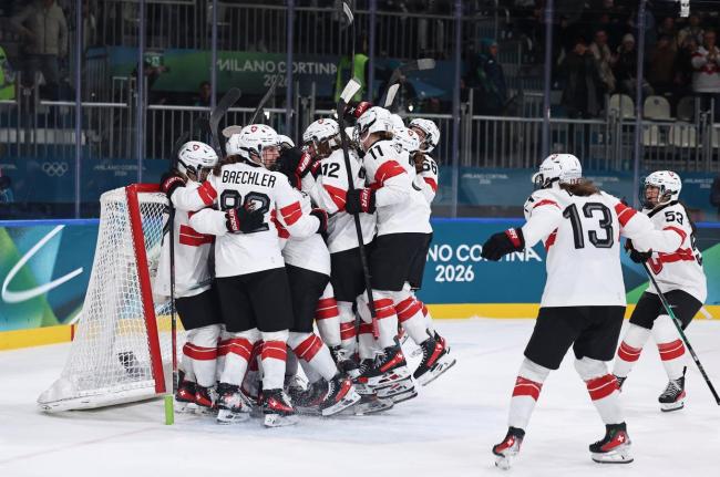 女子冰球：瑞士队胜芬兰队晋级半决赛 庆祝胜利时刻