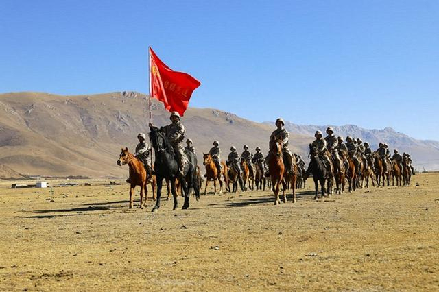 战机战马首次合体为你送上新春祝福