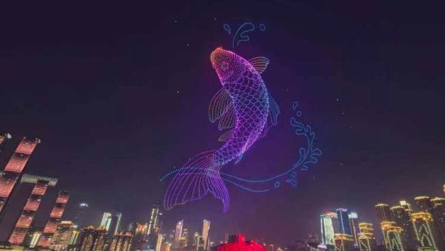 除夕夜万架无人机“赛博”拜年 光影盛宴迎新春