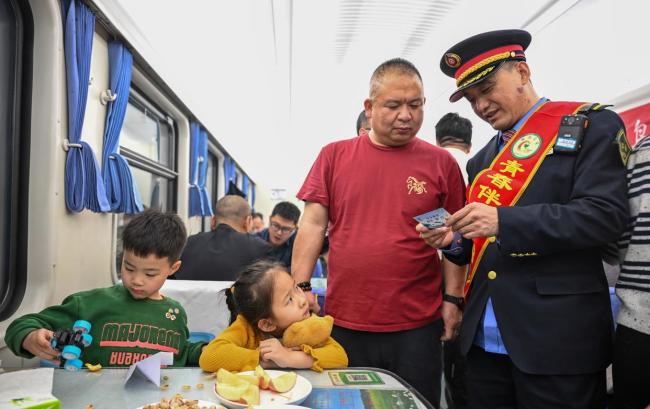 春运列车上的温顺短暂 贴心职业暖东谈主心